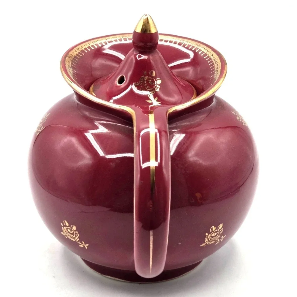 Hall Teapot #0693 Windshield Pattern 6 cup Crimson Red with Gold Roses and‎ Trim